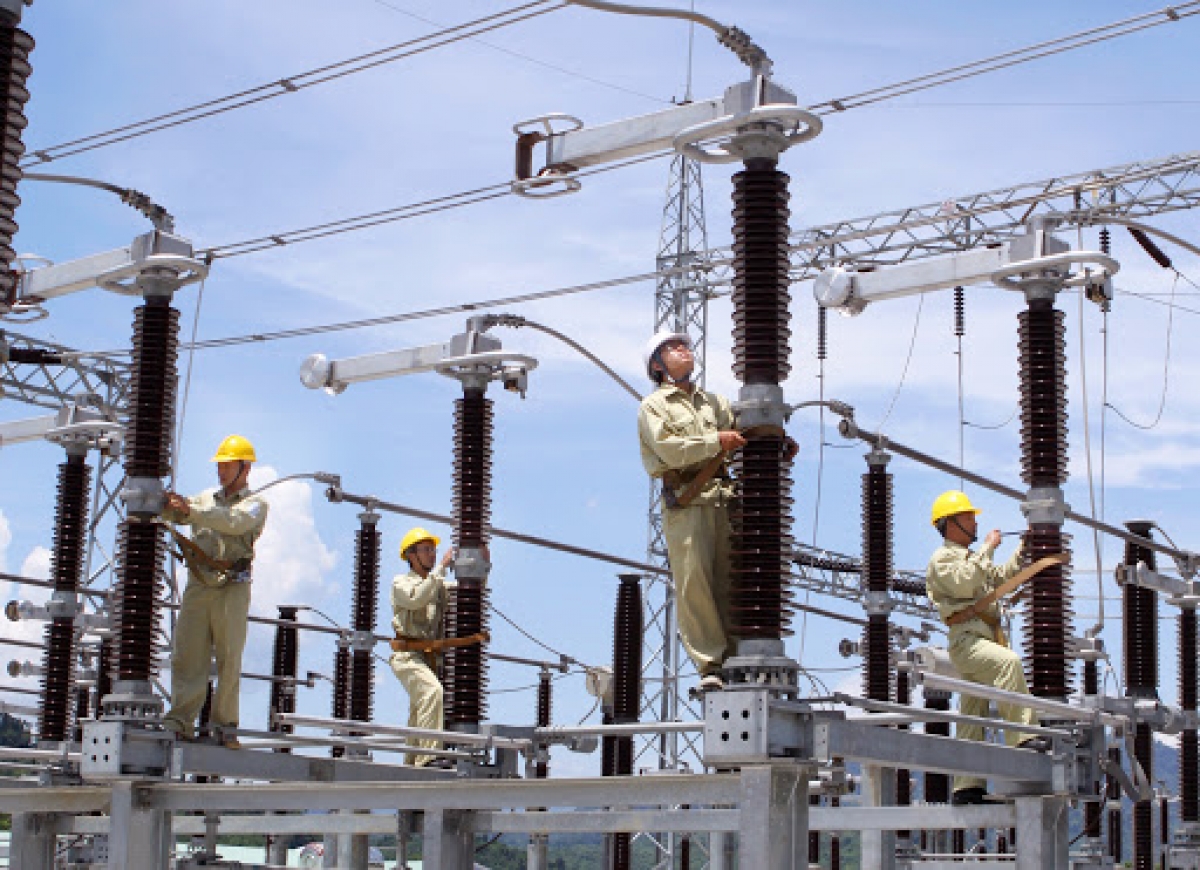 Công nhân ngành điện thao tác trên lưới siêu cao áp
