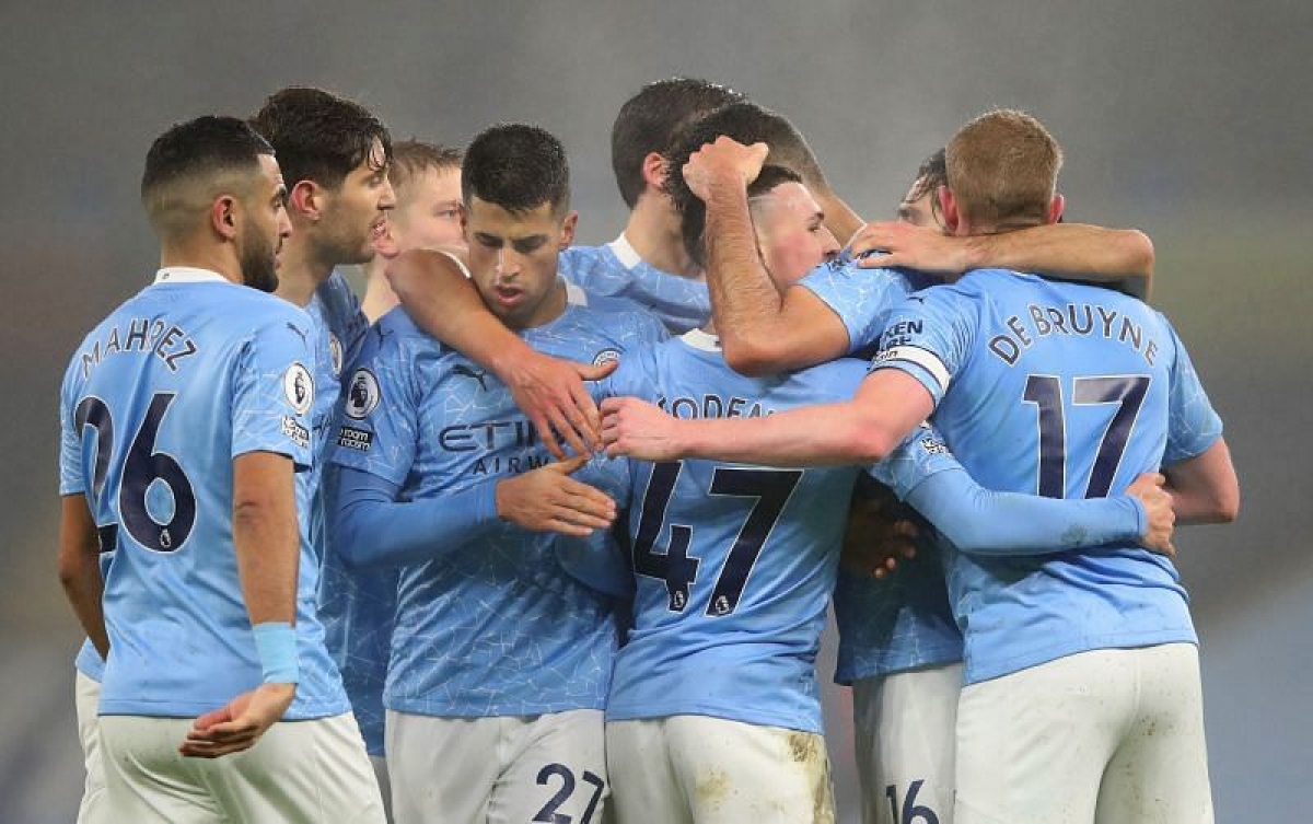 Các cầu thủ Man City mừng bàn thắng của Phil Foden