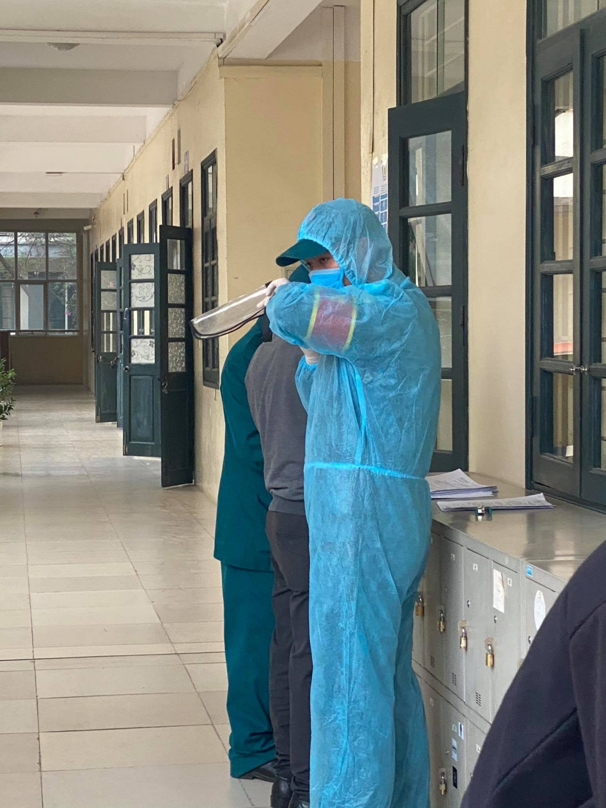 UBND phường Láng Hạ (quận Đống Đa, Hà Nội) đã yêu cầu trường THPT Phan Huy Chú lập danh sách giáo viên và học sinh tham gia chuyến đi thực tế ngày 22/1. Cùng đó, tổ chức cách ly toàn bộ những người có liên quan theo quy định và thông báo về địa phương nơi cư trú của các giáo viên, học sinh để đảm bảo các biện pháp phòng chống dịch kịp thời, khử khuẩn, vệ sinh môi trường toàn bộ khu vực.