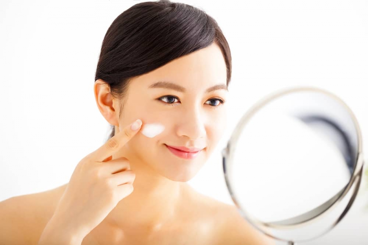 Nên tham khảo ý kiến bác sĩ da liễu trước khi chọn kem dưỡng ẩm