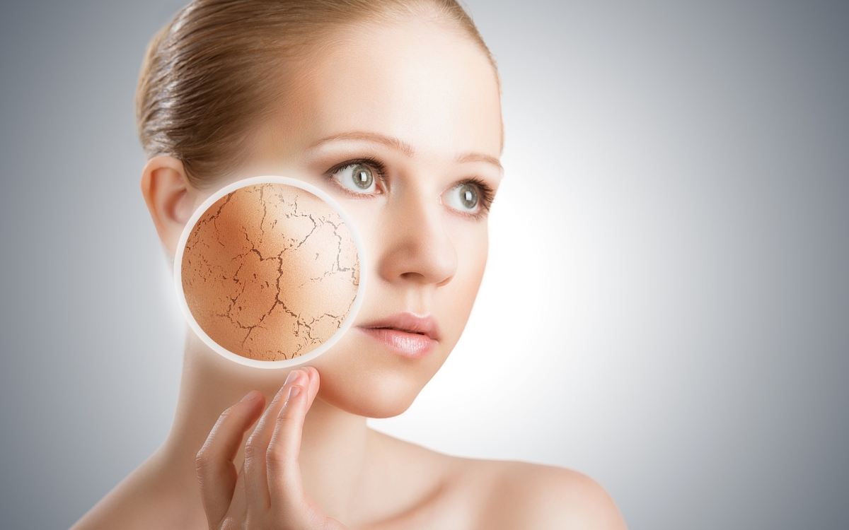 Ít uống nước, tắm nước quá nóng, tiếp xúc chất tẩy rửa khiến da nứt nẻ trong mùa đông