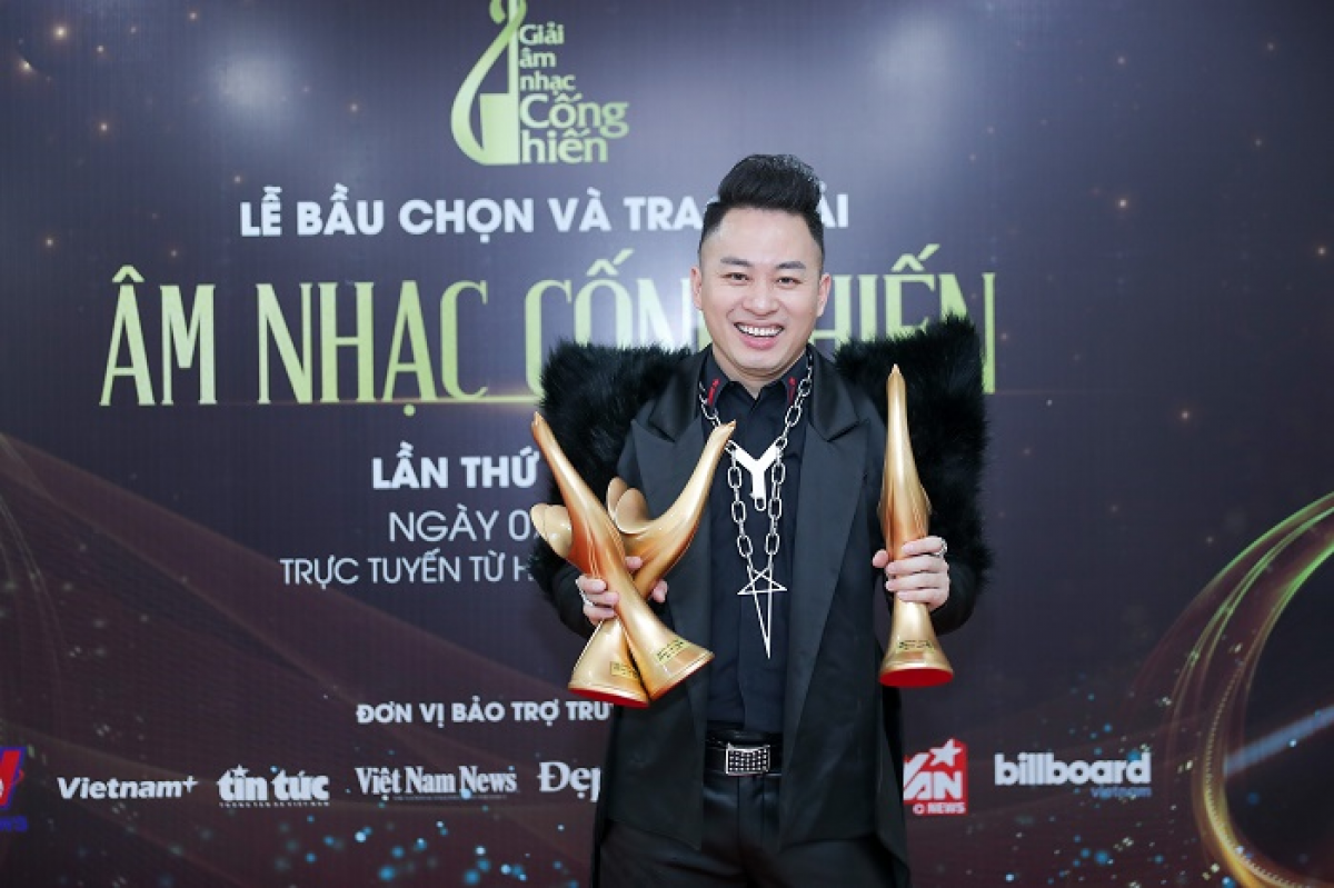 Divo Tùng Dương tại lễ trao giải Cống hiến ở Hà Nội