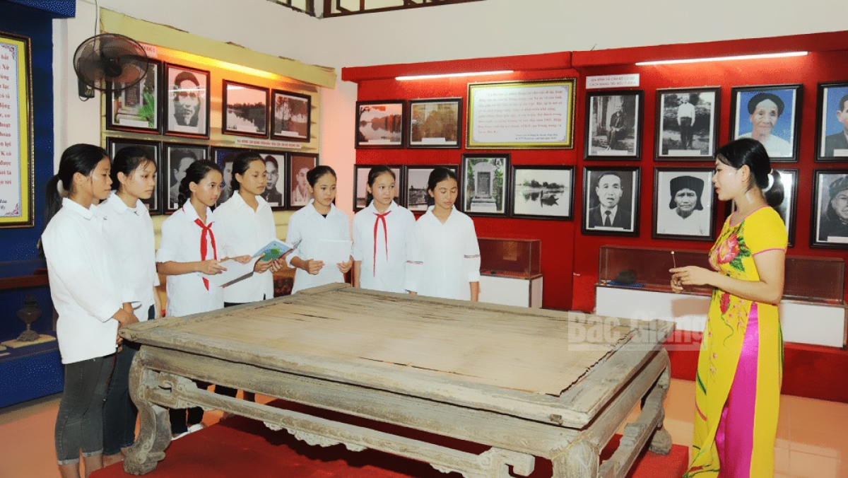 Giáo dục truyền thống cho học sinh tại Nhà Trưng bày ATK II Hiệp Hòa