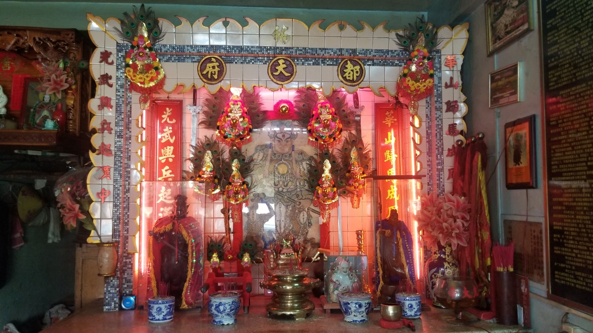 Ban thờ tổ đặt ở vị trí trang trọng tại trụ sở đoàn lân sư rồng Hải Nam Liên Hữu