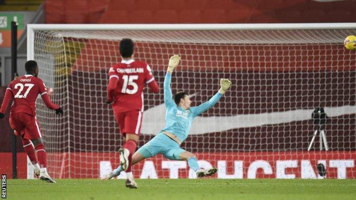 Các cầu thủ Liverpool thi nhau bắn phá khung thành của Burnley nhưng không sao chọc thủng được lưới thủ môn Nick Pope