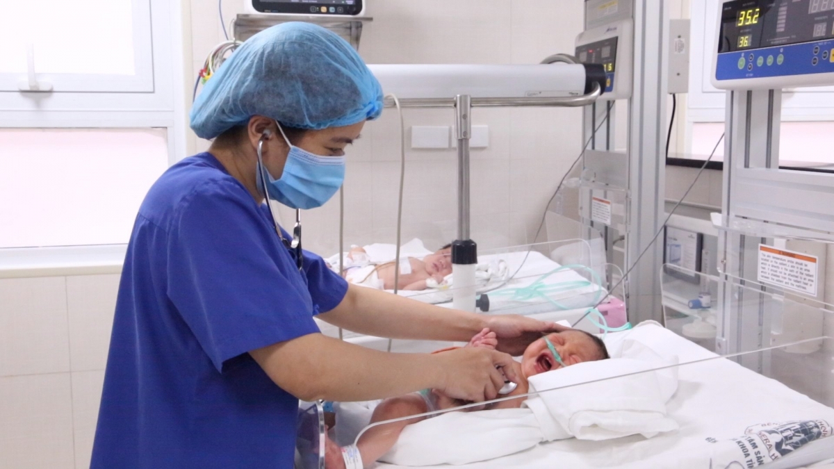 Sau phẫu thuật trẻ được theo dõi, chăm sóc tại Khoa Nhi Sơ sinh