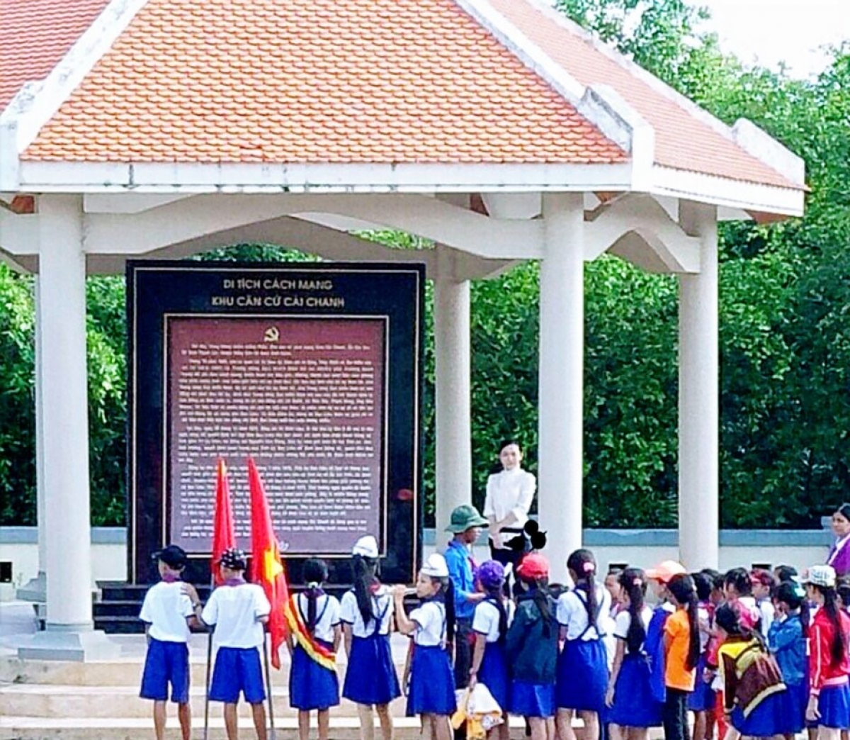 Học sinh tham quan di tích Khu căn cứ Cái Chanh, xã Ninh Thạnh Lợi, huyện Hồng Dân, tỉnh Bạc Liêu