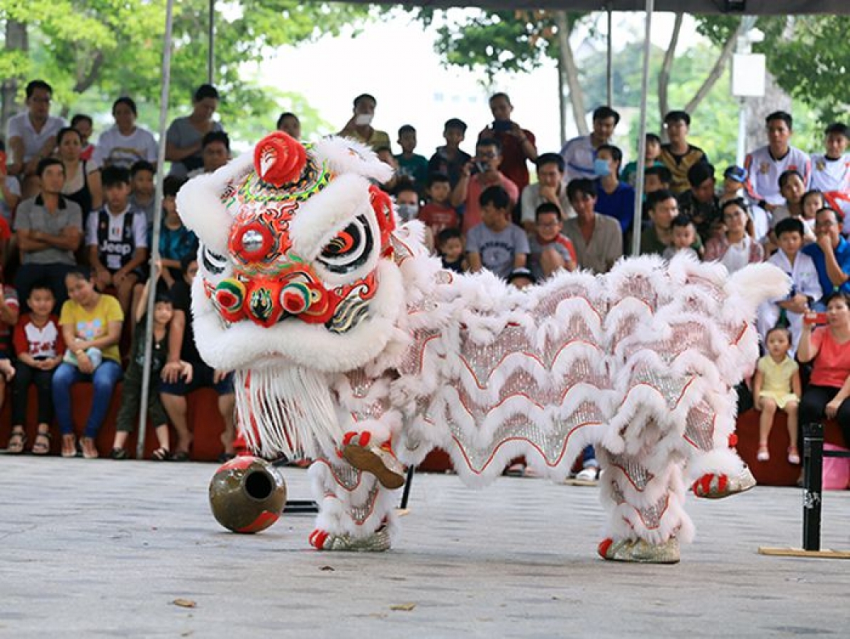 Một con lân thường do 2 người phụ trách...