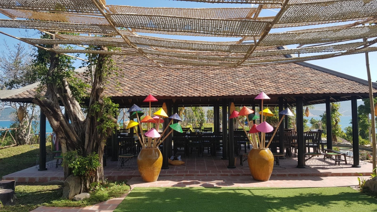 Du khách thưởng thức tiệc trà trong khuôn viên Cafe Eden đắm chìm trong âm thanh của các nhạc cụ dân tộc qua những giai điệu thân quen đã từng đi vào tâm trí con người Việt Nam