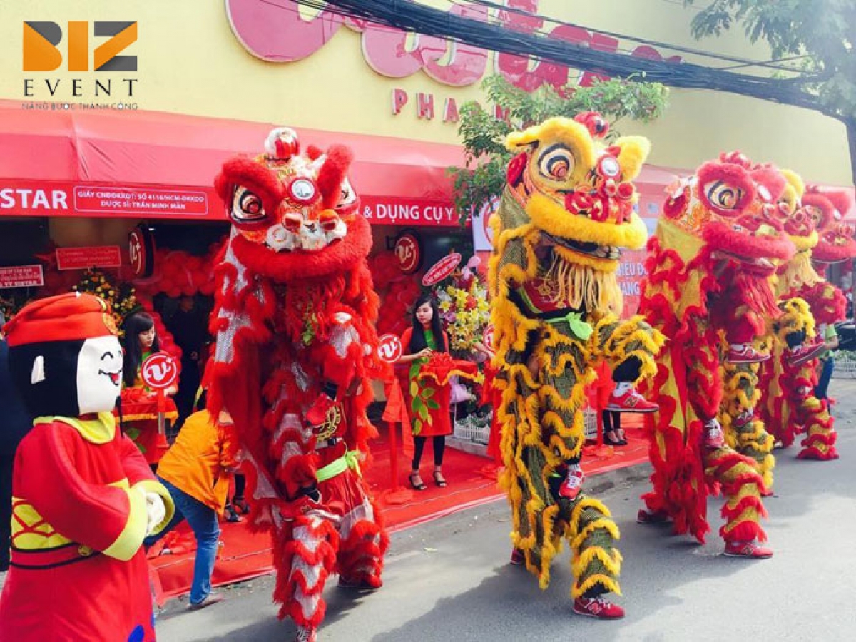 Với ý nghĩa đem lại may mắn, tài lộc, các đoàn lân sư rồng cũng thường xuyên được mời đến biểu diễn ở các sự kiện khai trương, mở hàng