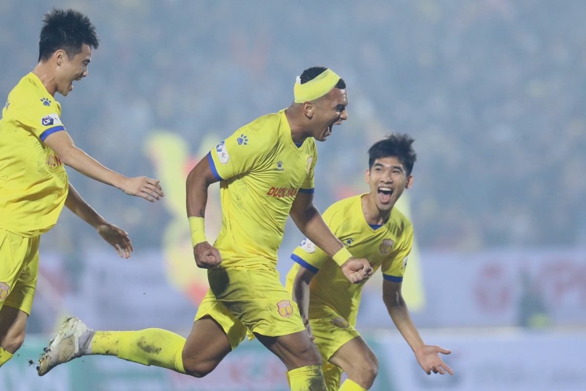 Pha đánh đầu nâng tỉ số lên 2-0 của Rodrigo tạo ra bước ngoặt của trận đấu giữa DNH.NĐ vs Hà Nội FC