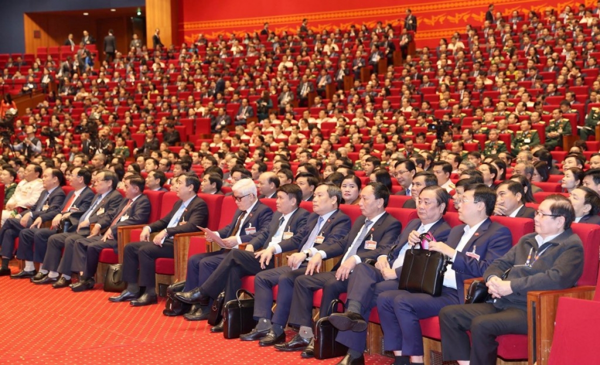 Đại biểu tại hội trường nghe các tham luận