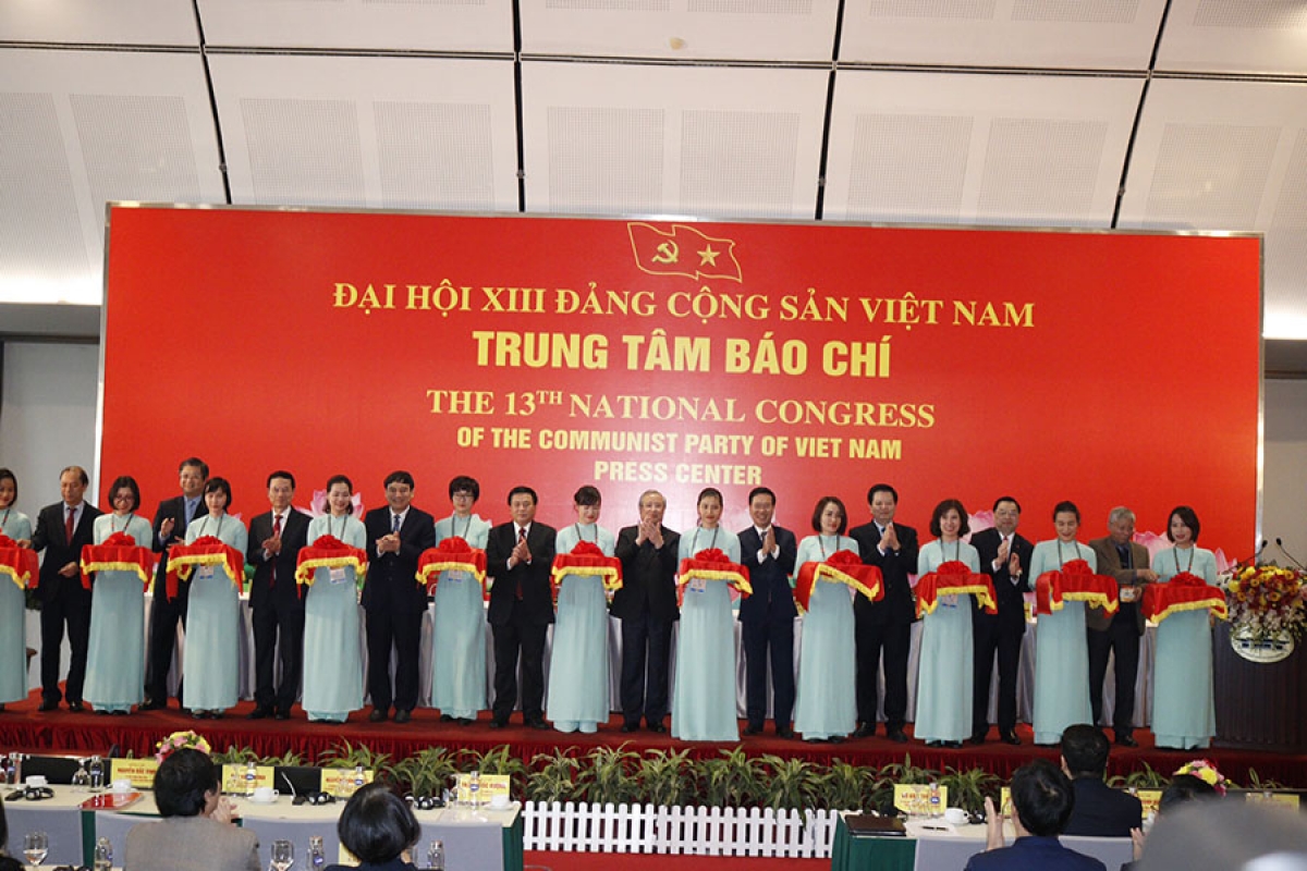 Các đồng chí lãnh đạo cắt băng khai trương Trung tâm báo chí Đại hội Đảng XIII