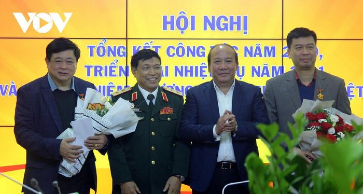Trung tướng Nguyễn Song Phi, Phó Chủ tịch Hội Cựu chiến binh Việt Nam trao tặng Kỷ niệm chương Cựu chiến binh Việt Nam cho ông Nguyễn Thế Kỷ, Tổng Giám đốc VOV và ông Ngô Minh Hiển, Phó Tổng Giám đốc VOV
