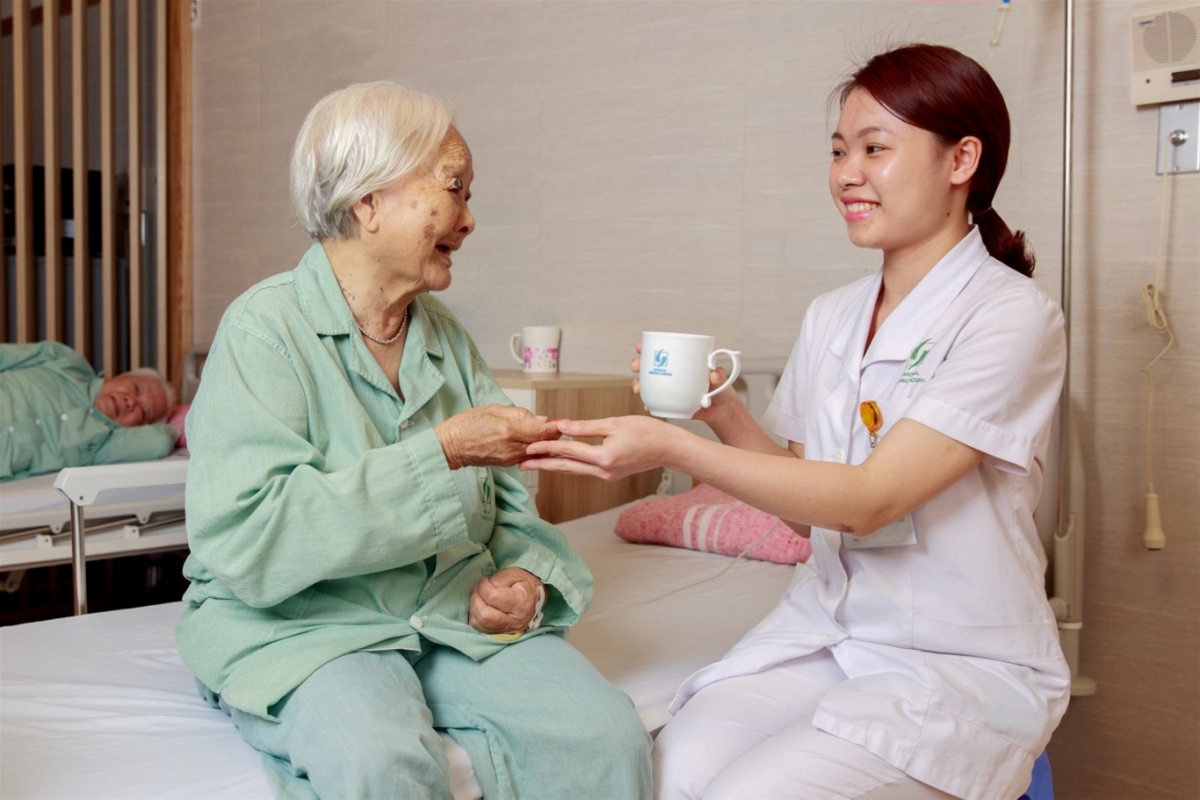 Hiện 12,1 triệu người cao tuổi có thẻ bảo hiểm y tế