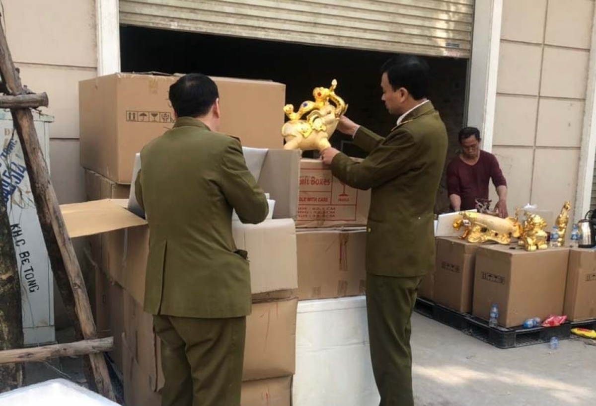 Tang vật được Đội QLTT số 14 thu giữ tại cơ sở sản xuất kinh doanh rượu tại khu đô thị mới Đô Nghĩa, Yên Nghĩa, Hà Đông, Hà Nội