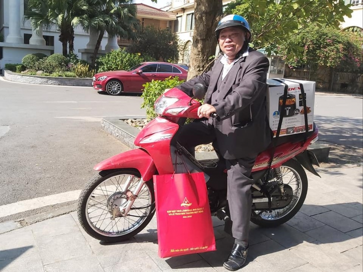 Dù tuổi cao, nhưng ông Đặng Quý Bằng vẫn tích cực đi vận động người dân
tham gia hiến máu nhân đạo