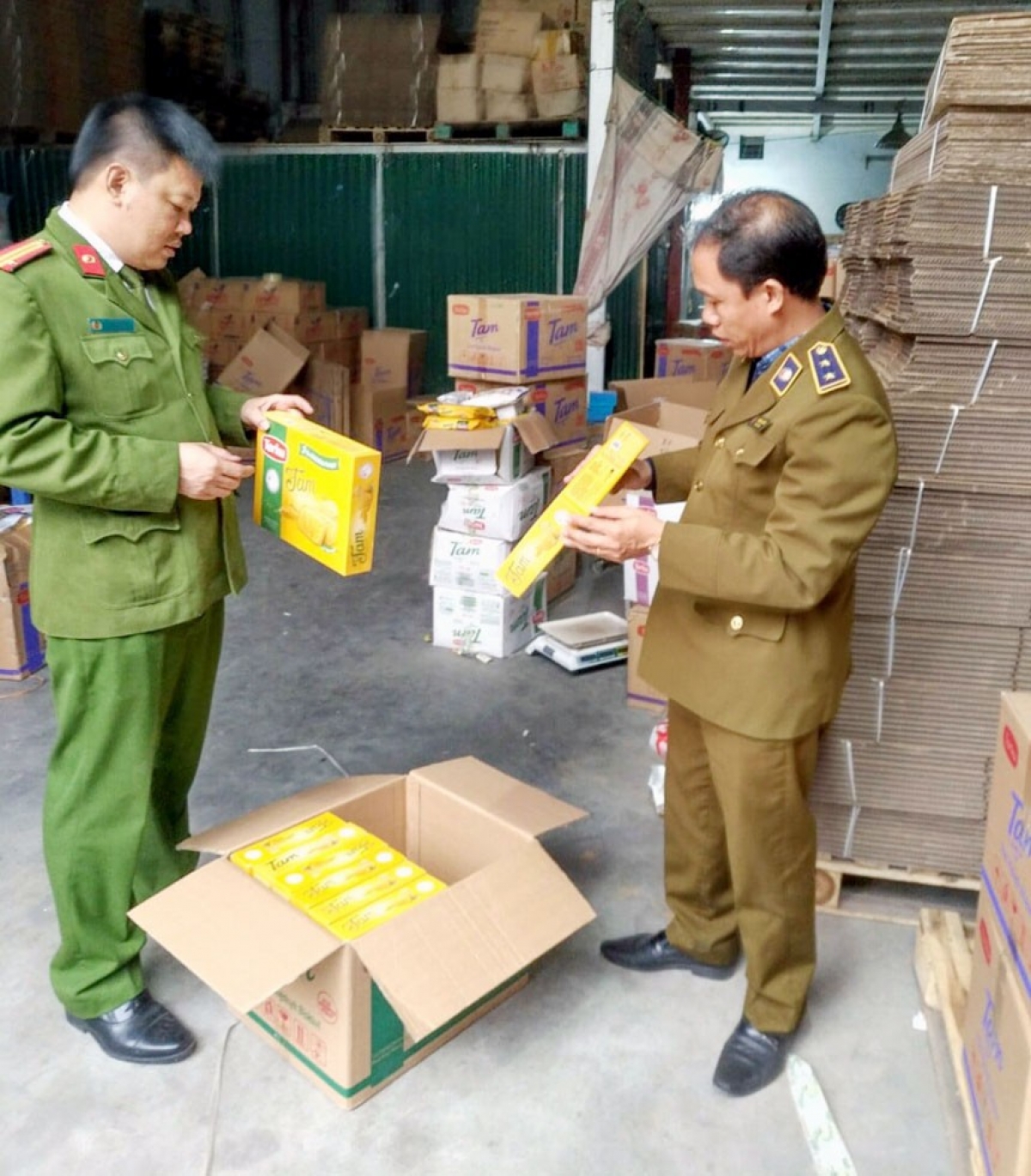 Đội quản lý thị trường số 24 TP Hà Nội và lực lượng công an
kiểm tra kho hàng của công ty TNHH Chế biến nông sản Minh Quang