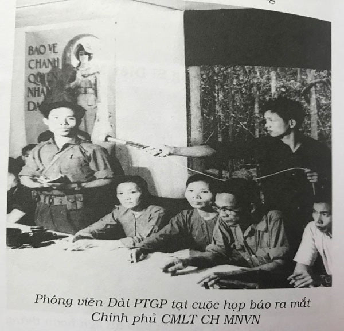 Ông Nguyễn Duy Tuấn thời trẻ (mặc áo đen bên phải)
