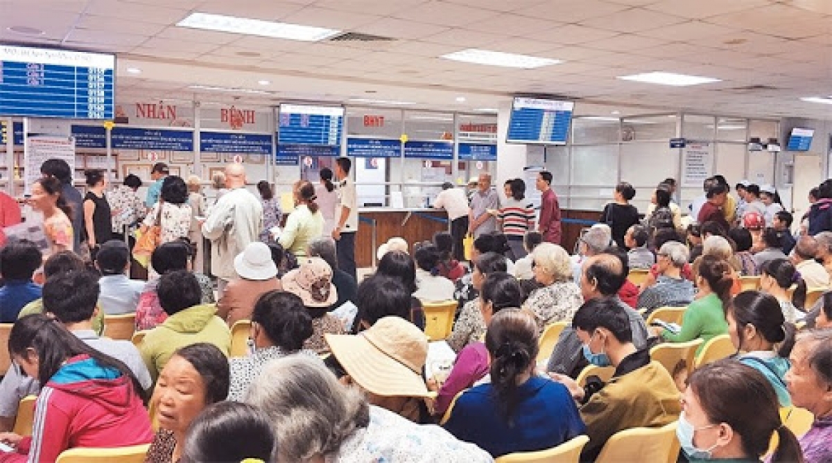 Nguy cơ quá tải bệnh viện khi thông tuyến BHYT