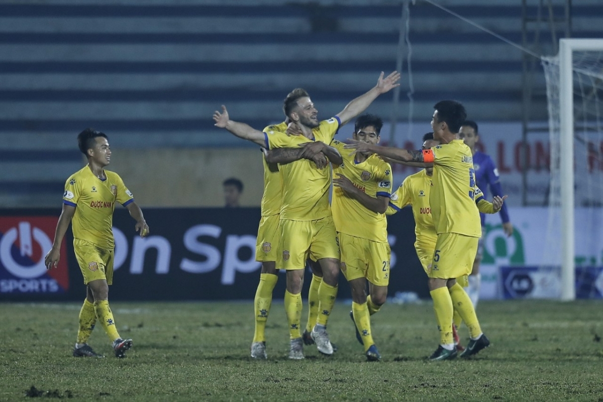 Kurtaj Gramoz đưa chủ nhà DNH.NĐ vươn lên dẫn 1-0 sau pha đệm bóng cột 2 trong khu 16m50