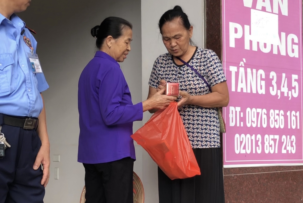 Người cao tuổi được giới thiệu lọ hồng sâm tăng cường sức khỏe lên tới 12,8 triệu đồng (Ảnh minh họa)