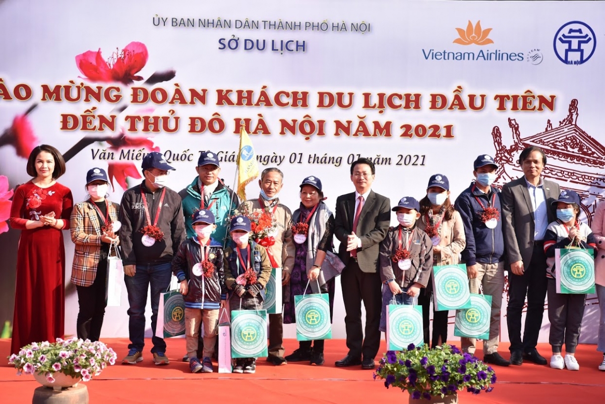 Lãnh đạo Sở Du lịch Hà Nội tặng quà cho đoàn khách đầu tiên năm 2021