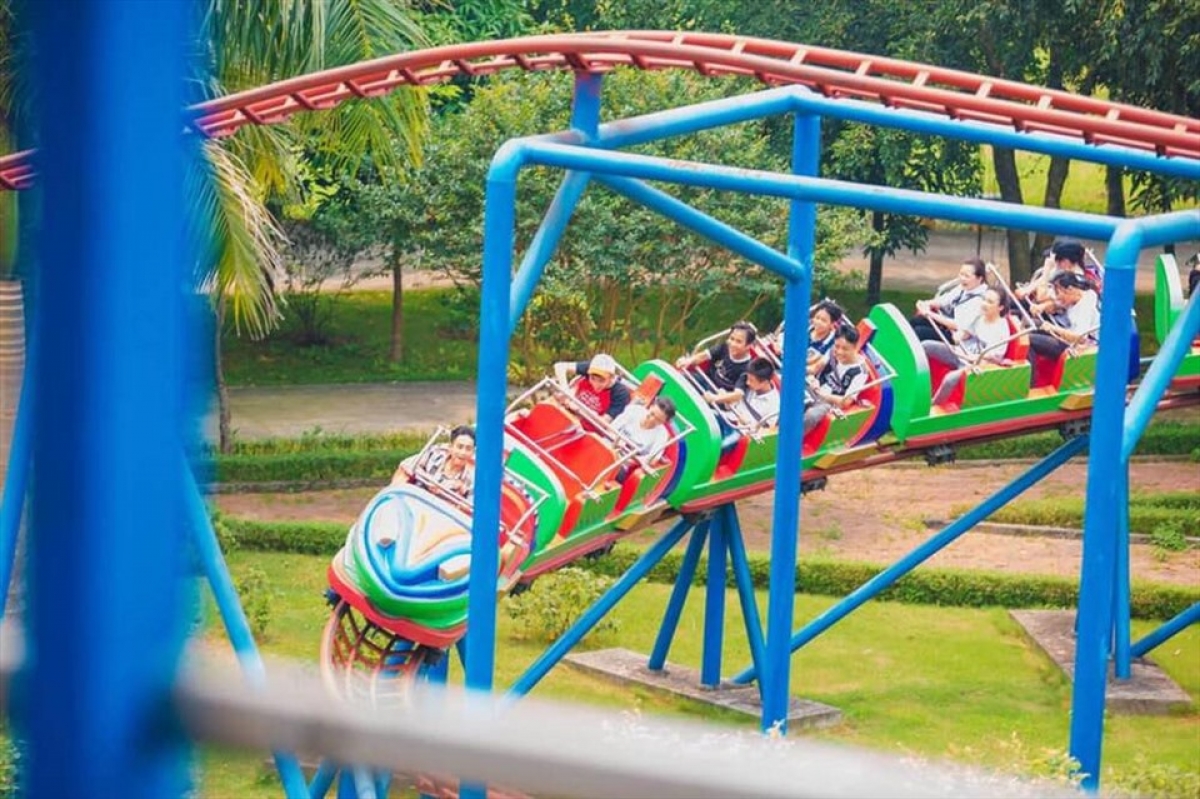 Trò chơi tàu lượn tại khu du lịch Đảo Ngọc Xanh