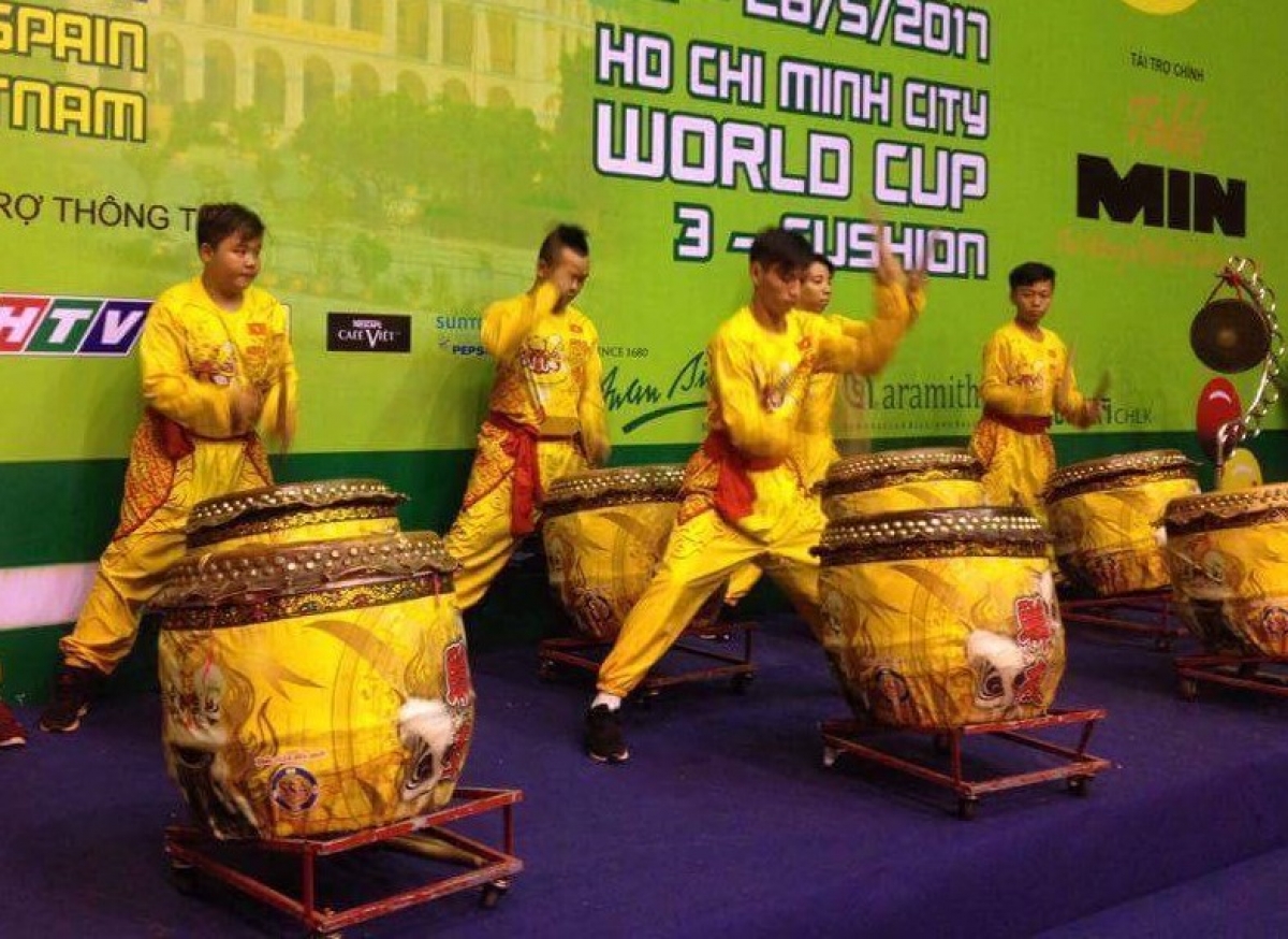 Diễn viên phải học cách nghe tiếng trống để đoán biết đến phần nào của bài biểu diễn