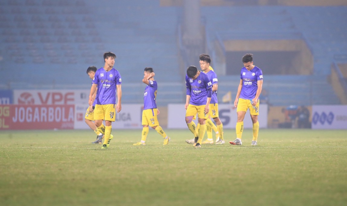 Những đôi chân mệt mỏi của các chiến binh Hà Nội FC sau trận đấu
