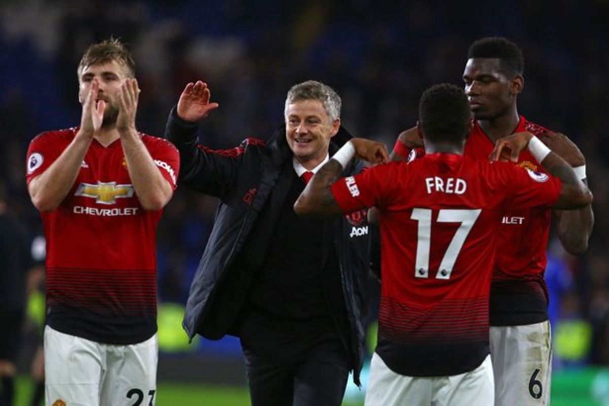 Ole Gunnar Solskjaer ăn mừng với các cầu thủ Man Uniterd trên sân của Cardiff trong trận đấu đầu tiên trên cương vị thuyền trưởng M.U