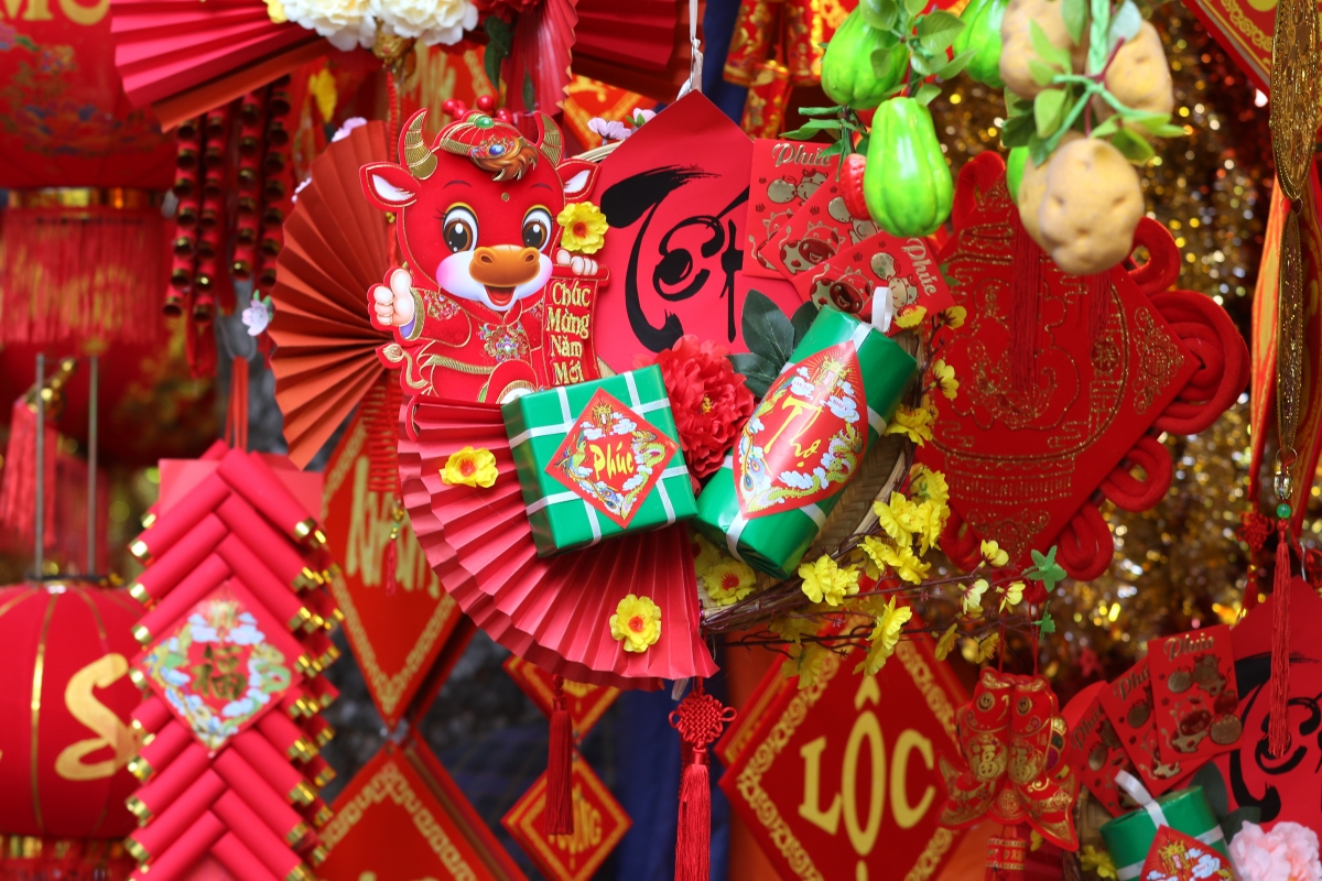 Mô hình bánh chưng, câu đối Tết mang đậm truyền thống của người Việt được nhiều người dân chọn mua để trang trí.