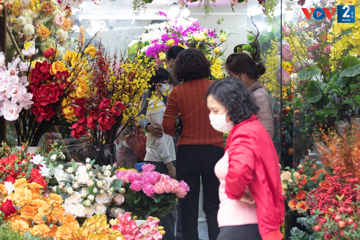 Hoa giấy, hoa lụa tuy không thể đẹp như hoa tươi song lại bền lâu và có màu sắc rất phong phú.