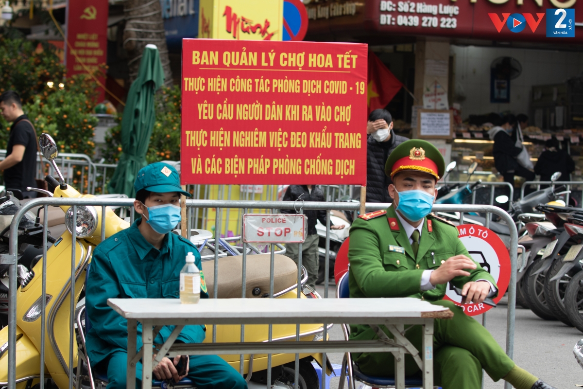 Công tác phòng chống dịch bệnh luôn được thực hiện nghiêm túc. Người dân tới chợ hoa phải sát khuẩn tay và đeo khẩu trang, có sự giám sát của lực lượng chức năng.