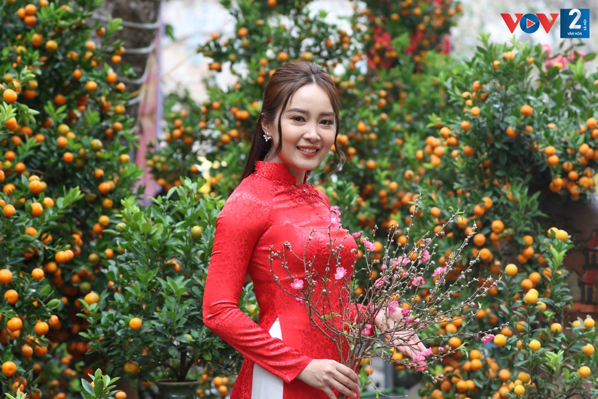 Nhiều bạn trẻ tranh thủ lưu lại những bức ảnh tại chợ hoa Hàng Lược.