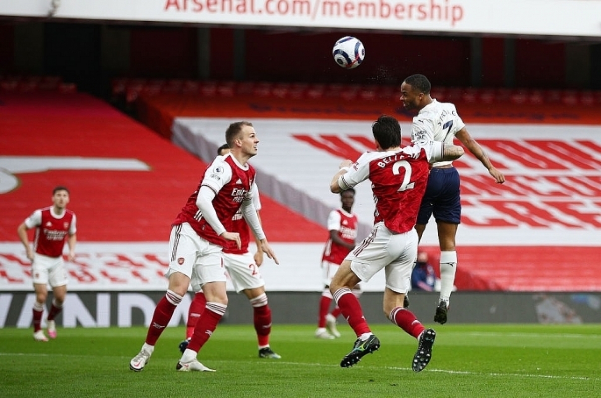 Raheem Sterling bật cao đánh đầu ghi bàn thắng duy nhất cho Man City (ảnh Internet)