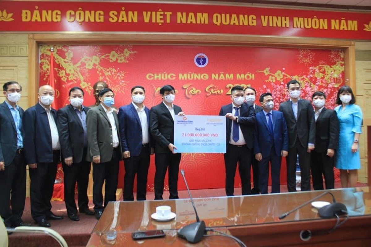 Bộ trưởng Bộ Y tế và đại diện CT Cổ phần Thaiholdings và Ngân hàng Bưu điện Liên Việt tại buổi lễ