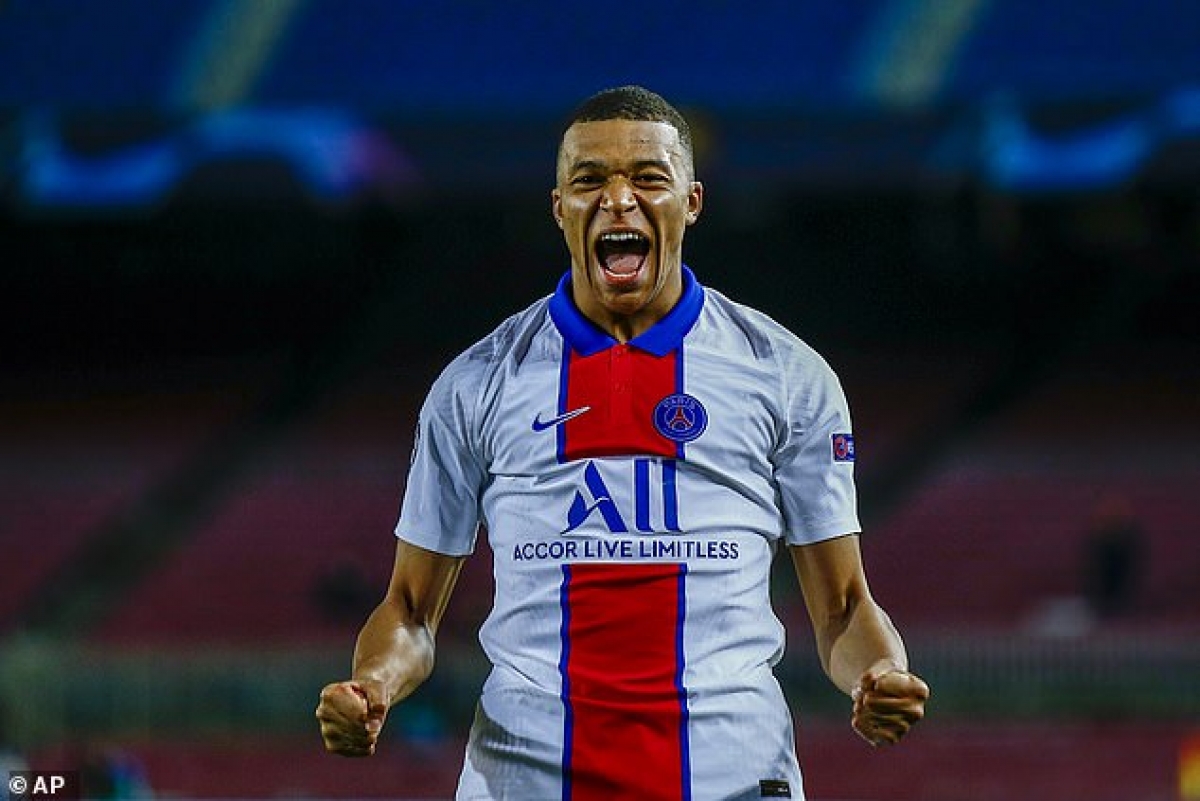 Kylian Mbappe ghi một hat-trick tuyệt đẹp khi PSG đánh bại Barcelona 4-1 tại Champions League