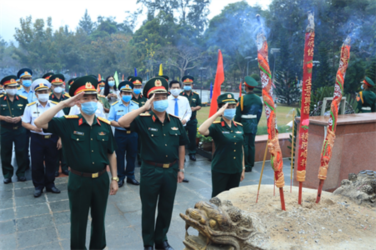 Đoàn đến viếng Nghĩa trang liệt sĩ Hàng Dương tri ân tưởng nhớ các Anh hùng liệt sĩ