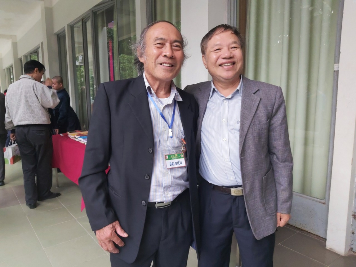 Cựu chiến binh Nguyễn Đình Đoàn (bên phải) chụp ảnh cùng đồng đội trong một buổi gặp mặt