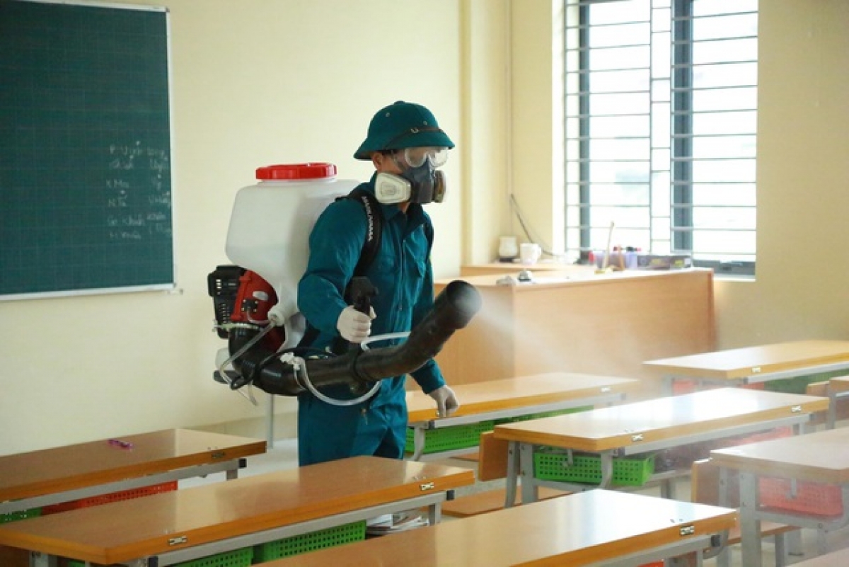 Sở GD&ĐT Hà Nội yêu cầu, trước khi cán bộ giáo viên và học sinh trở lại trường học, các các cơ sở giáo dục trên địa bàn thành phố phải tổ chức vệ sinh, khử khuẩn trường, lớp học, đảm bảo cơ sở vật chất, trang thiết bị y tế....