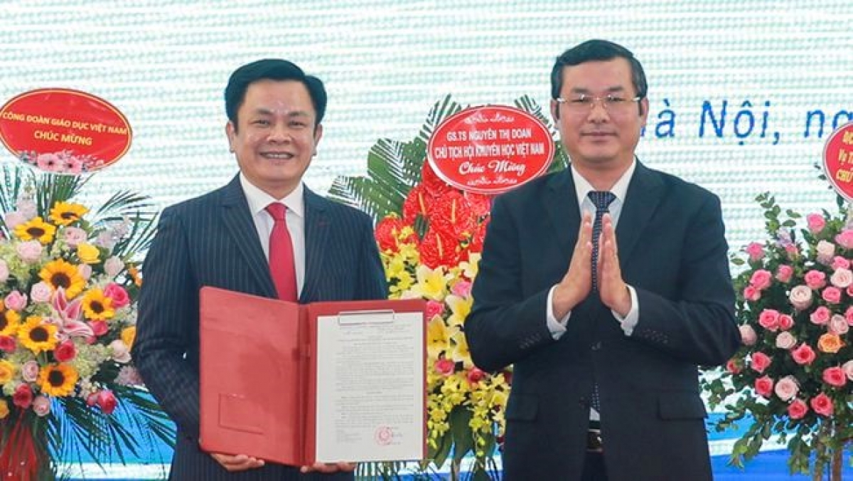 Thứ trưởng Bộ GD&ĐT Nguyễn Văn Phúc trao quyết định Hiệu trưởng cho PGS.TS Nguyễn Hoàng
