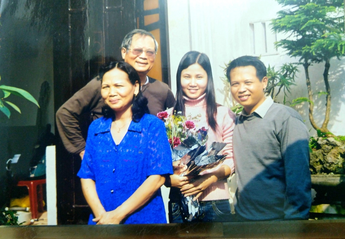 Nhà báo Thanh Tùng cùng vợ và các con
