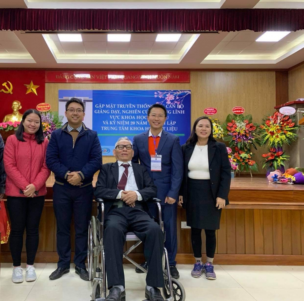 GS Phan Mạnh Hưởng (thứ hai từ phải sang) cùng người thầy yêu quý của mình GS.TS Nguyễn Châu và 2 nghiên cứu sinh do anh hướng dẫn 