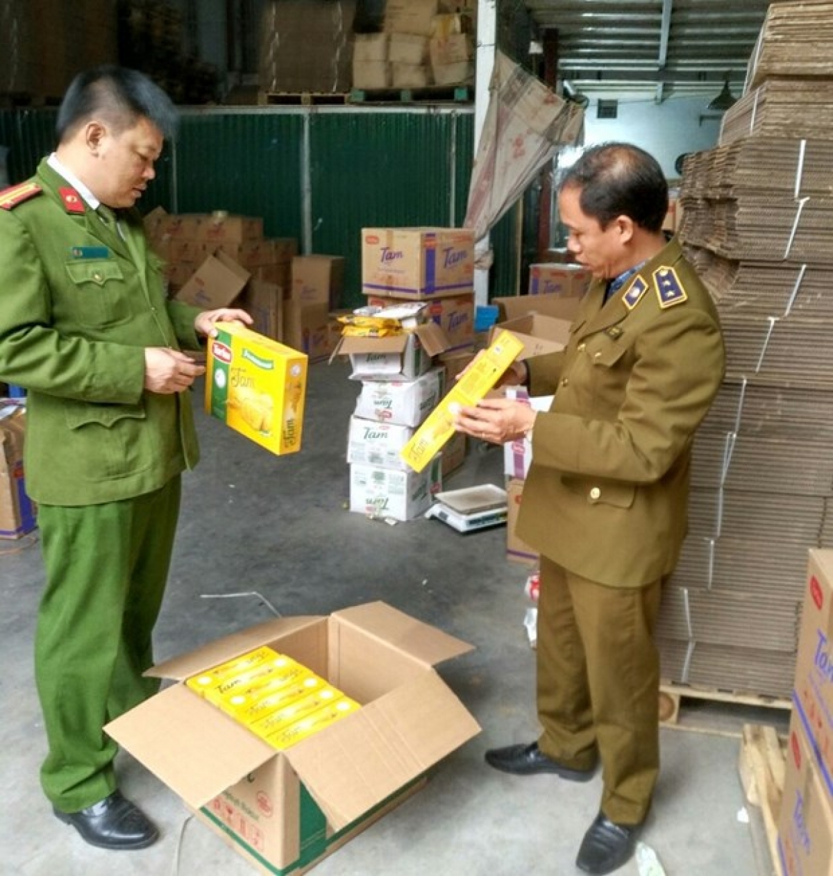 Lực lượng chức năng đang tiến hành kiểm tra