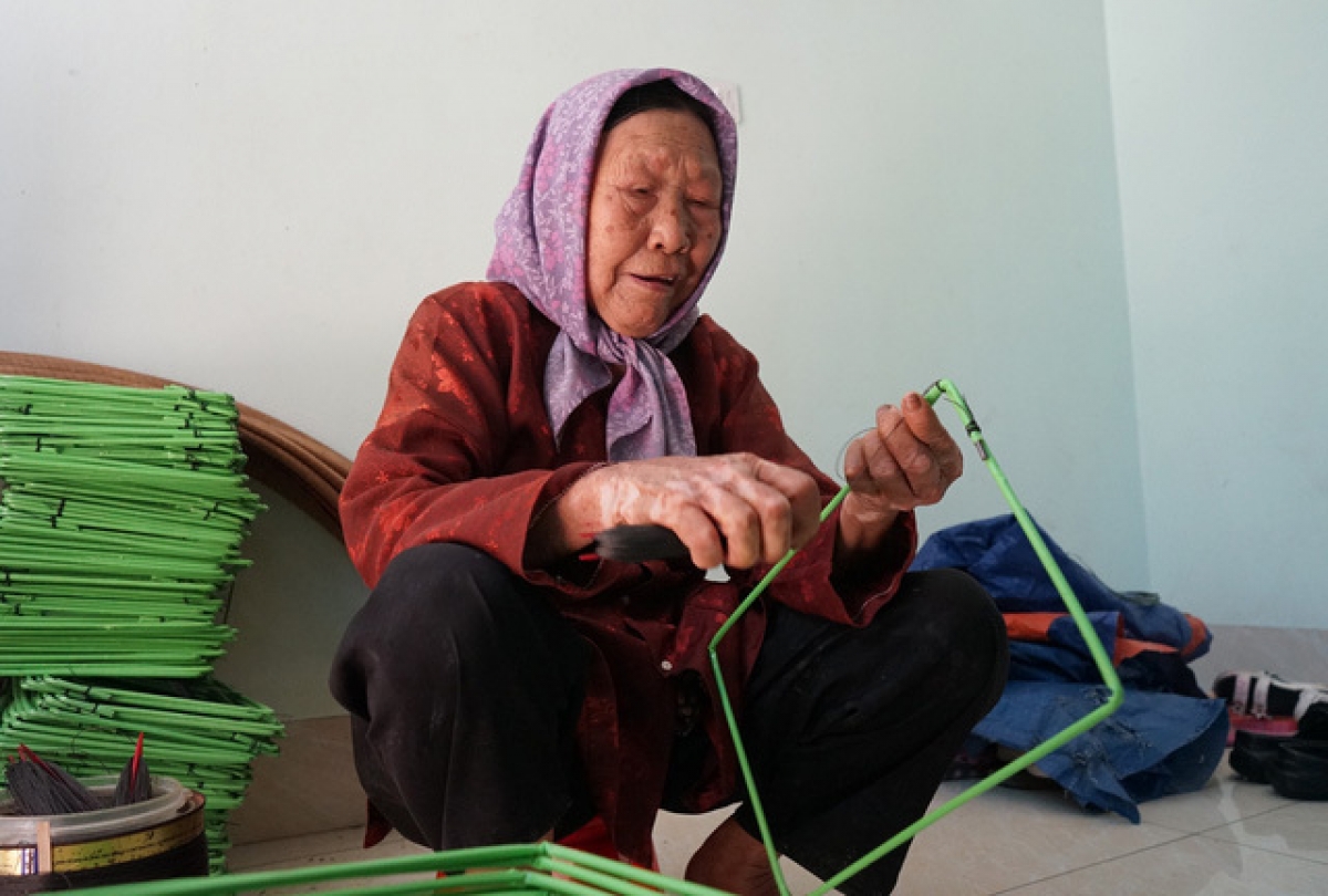 Cụ Lìu còn nhận thêm đan khung lưới mỗi khi rảnh