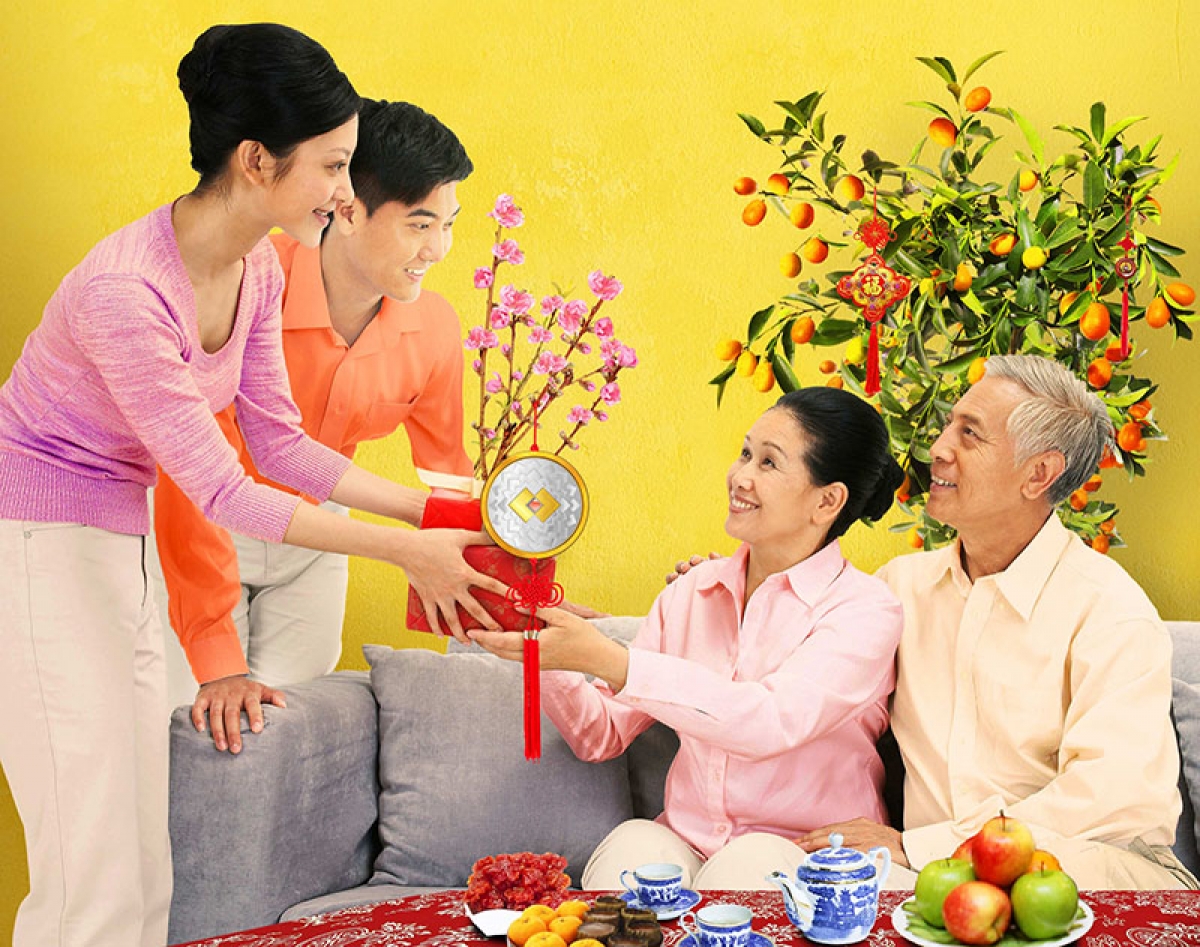 Chúng ta nên mang quà tặng người già trong gia đình vào ba ngày đầu năm mới