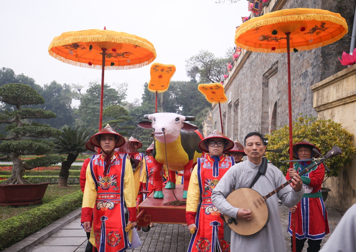 Xuất phát từ nghi lễ trong cung đình, dần dần lễ “Tiến Xuân ngưu” lan ra toàn bộ kinh thành, thu hút sự tham gia của toàn dân kinh kỳ