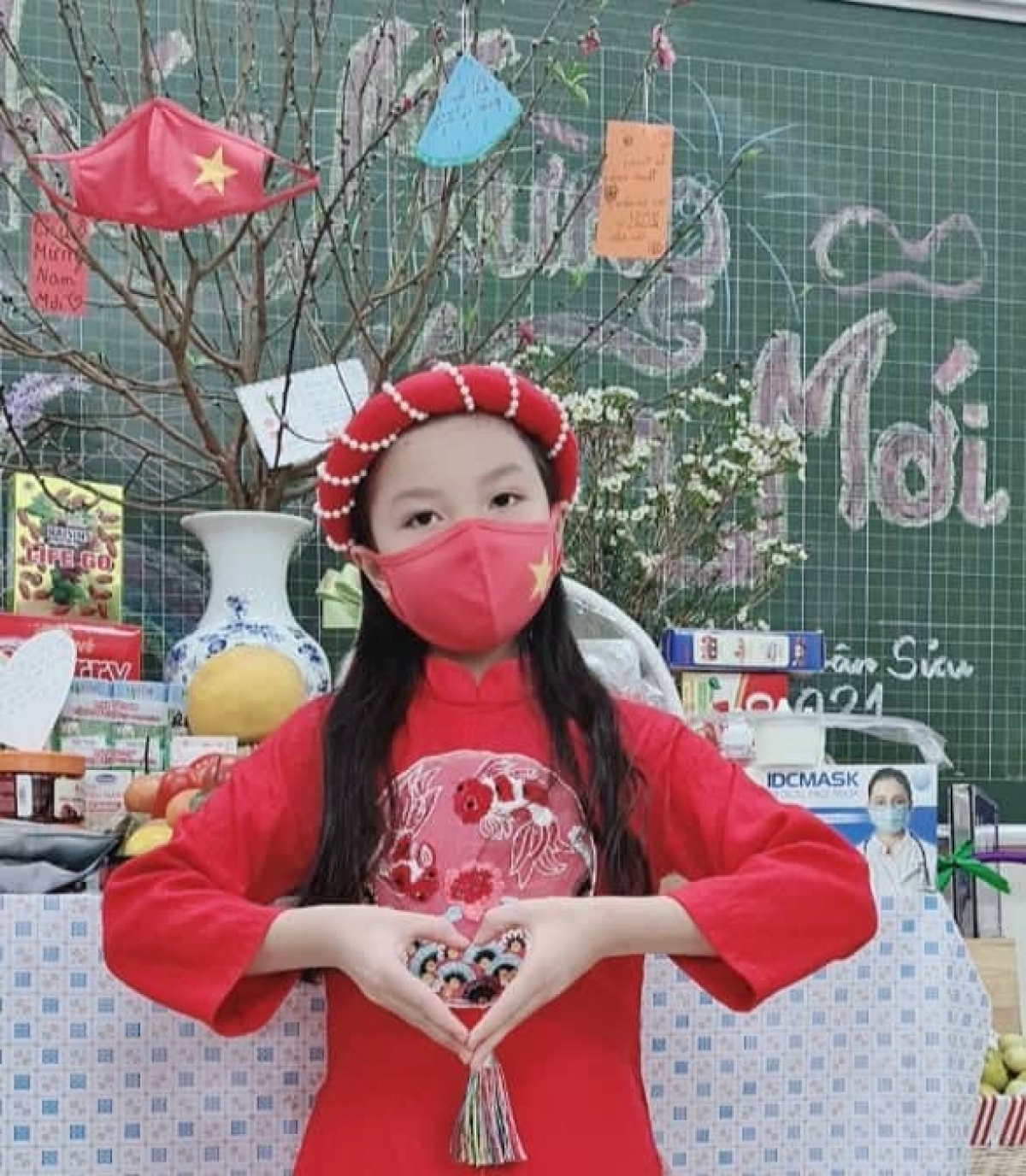 Trong những ngày qua, cô trò trường Tiểu học Xuân Phương nhận được nhiều sự quan tâm của các cá nhân và tổ chức nên dù phải thực hiện cách ly, bên trong trường vẫn đủ đầy không khí Tết và mùa xuân. Các phòng cách ly đều có cành đào, cây quất.