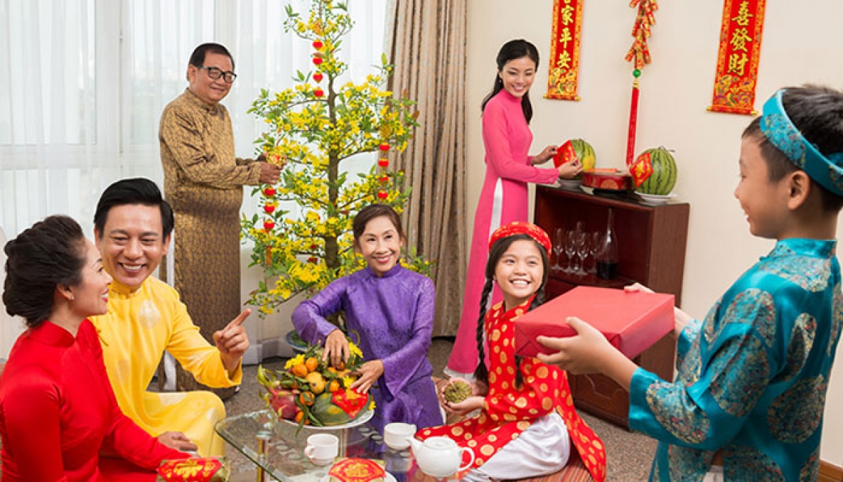 Tết đến xuân về hãy dành thời gian về thăm và ở bên cạnh ông bà, cha mẹ nhiều hơn